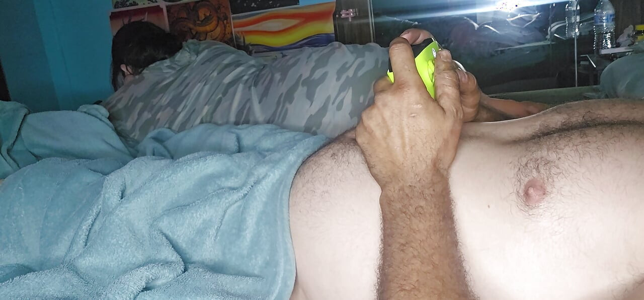 provocando a mi hermanastro con mi coño mojado sin penetración hasta que se corre por mí