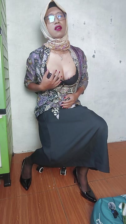 Naughty Hijab Shemale Masturbating and Cumming