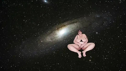 Cewek raksasa muncrat dan tumbuh lebih besar dari alam semesta