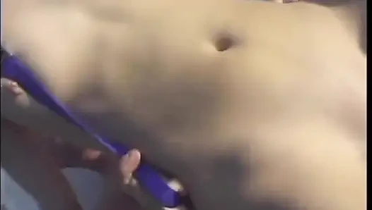 Junge blonde summissive schlampe mit kleinen titten Yasmine gold wurde von ihrem dominanten freund in der nähe des pools gebohrt