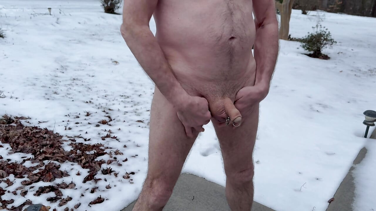 Doug Stratemeyer se dezbracă în zăpadă