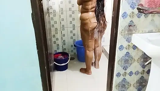 Bangladeshi sexy bhabhi bathing video 🫦