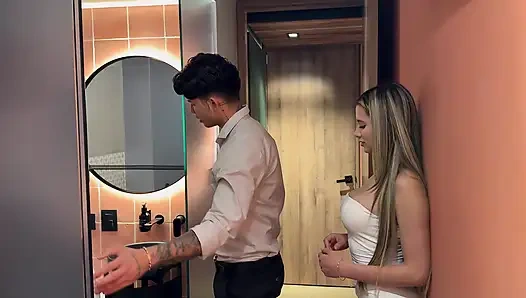 Busty Emlakçı Müşterisini Ona İyi Bir Horoz Oral Seks Vererek Satın Almaya İkna Ediyor