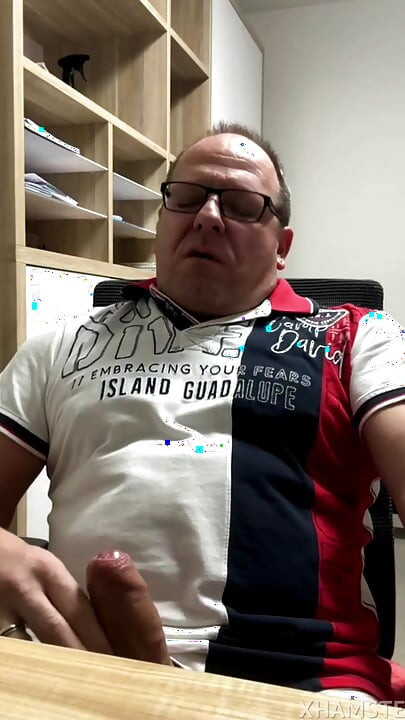 Maduro macho se pega un pajote en su gran polla mirando a cam