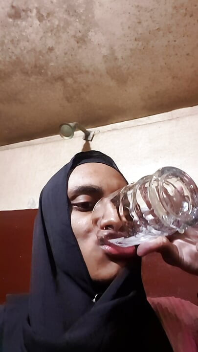 Desi sexy crossdresser pije její chcanky a stříká na sebe