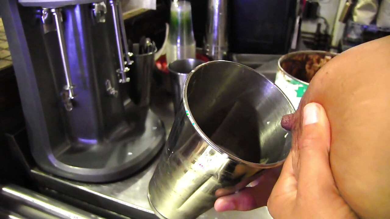 Dvije lezbijke u kuhinji igraju se sladoledom