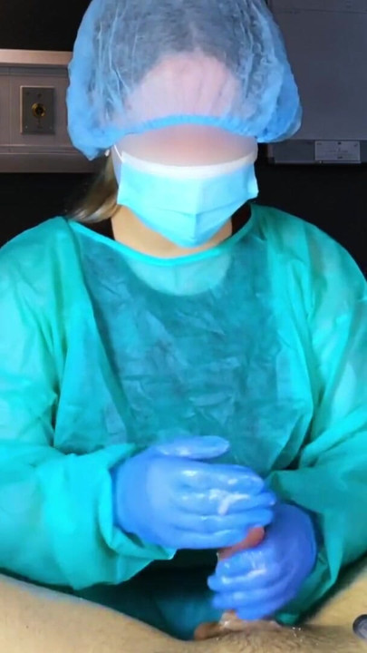 De dokter nam het spermamonster van de patiënt mee in het ziekenhuis. Post orgasme marteling | Clip 1