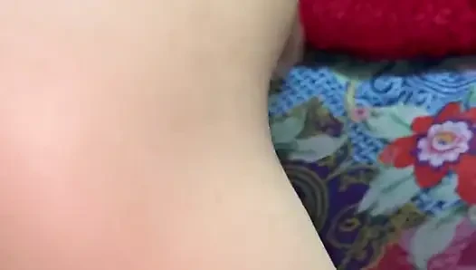 Riya ki lagi asik masturbasi sendirian pakai jari sampai muasin memeknya pakai mainan seks