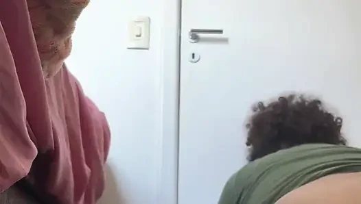 Ibu tiri gemuk dengan becek