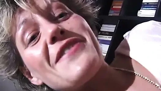 Azgın orta yaşlı seksi kadın amını parmaklıyor ve parmaklarını yalıyor
