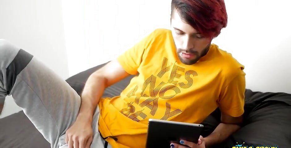 私のお尻の中の3本の指は私のpスポットをマッサージし、私に強烈なオーガズムを与えます