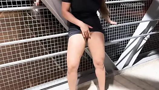 Fucking bareback in the dark street