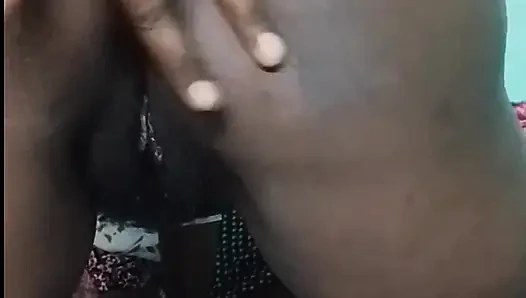 Hintli üvey anne tam nide pissy parmaklıyor ve memelerinde süt gösteriyor