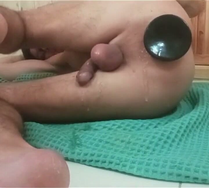 Ich steckte den ganz neuen dildo in meinen arsch