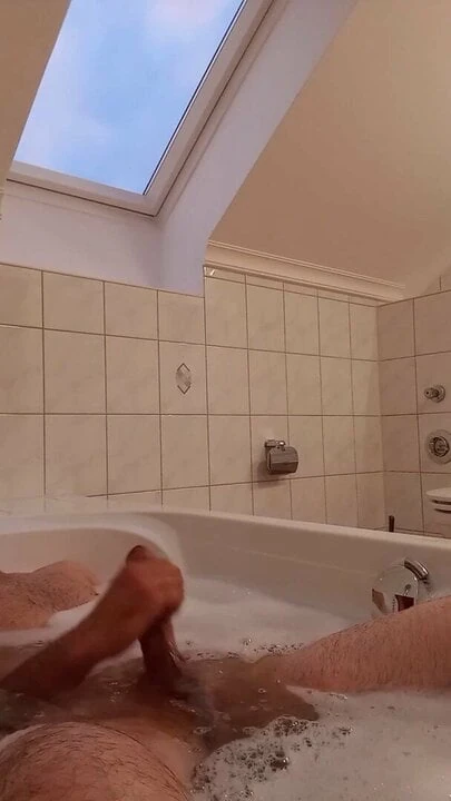 Wichsen in der Badewanne huge huge  Schwanz