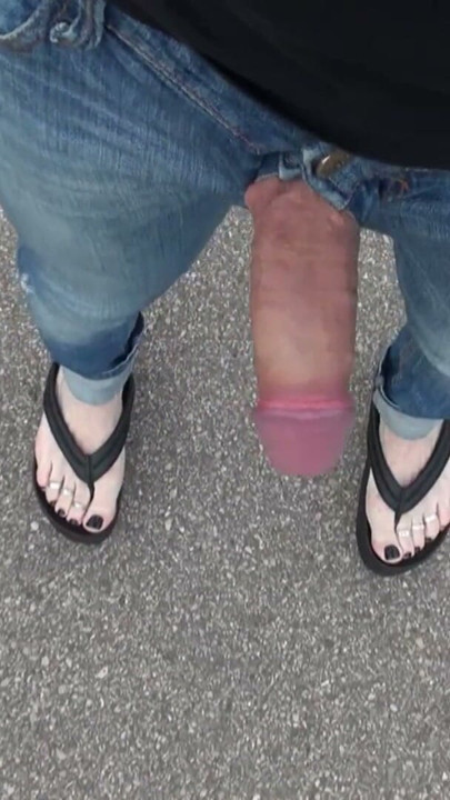 Crossdresser con pies sexys mostrando la polla | Clip 2