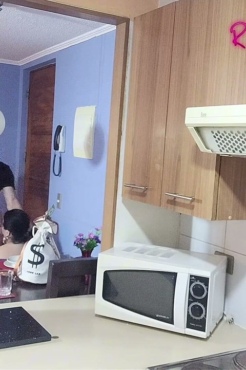 팬을 위한 동영상: 부엌에서 나를 따먹는 가면을 쓴 젊은 남자