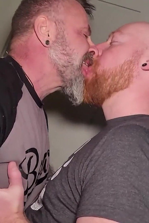 ベアフィルムズのタトゥー入りクマ、マーク・アンジェロがローガン・スタンリーにハードディックを滑り込ませる