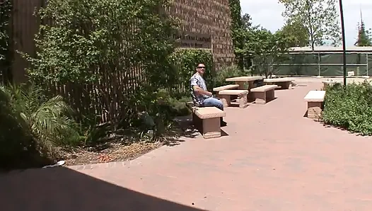 Brunette semok mengisap dan menunggangi kontol keras