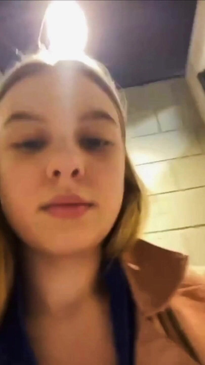 全裸女孩在公共场合自慰