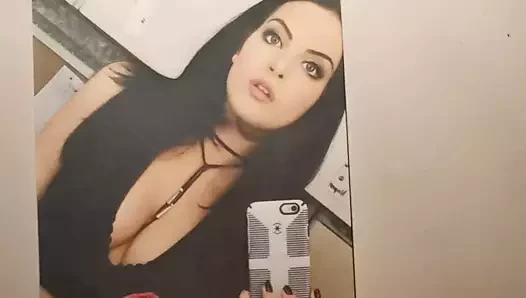 Elizabeth Gillies boşalıyor