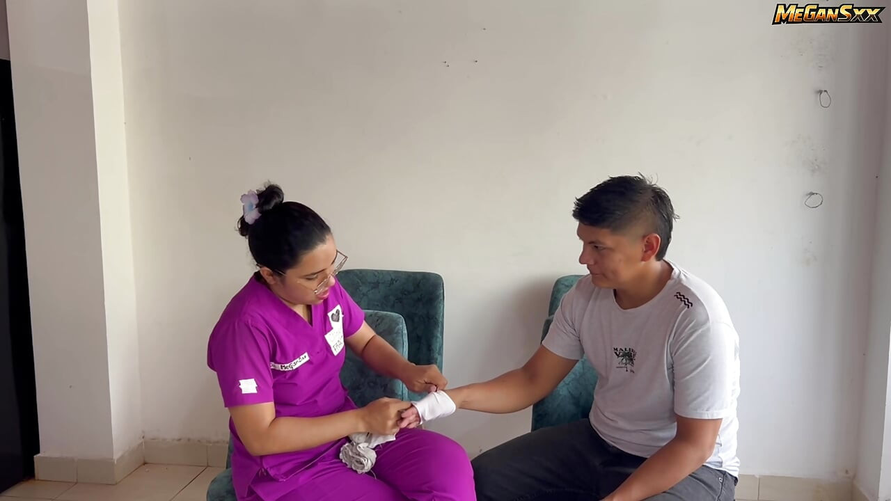 BÜYÜK GÖTLÜ HEMŞIRE DOKTOR GIDINCE HASTASıNı SIKIYOR.