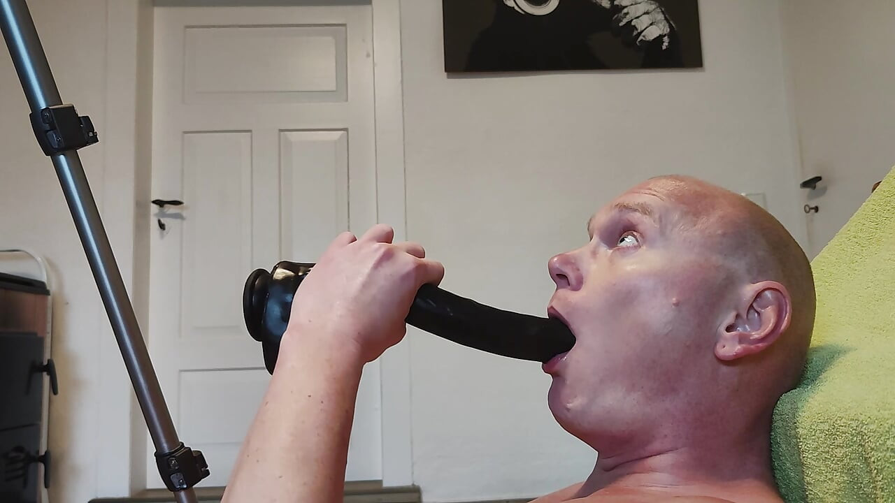 Self-abasement with DIldo