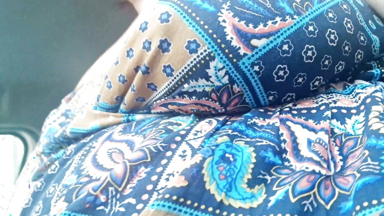 Bombeo De Pedal De Tráfico Pesado En Diapositivas De Boho: Vestido Étnico De Corte Bajo En Primer Plano