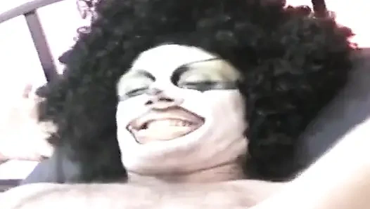 Azgın esmer orta yaşlı seksi kadın kıllı amını parmaklıyor