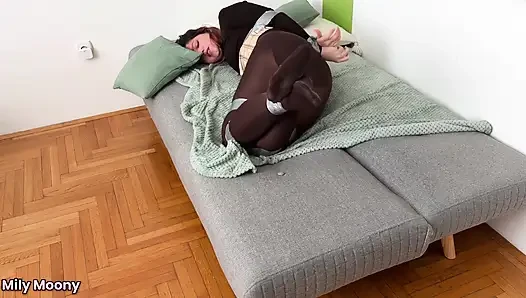 Bantlanmış ve tayt içinde çılgınca boğuşuyor