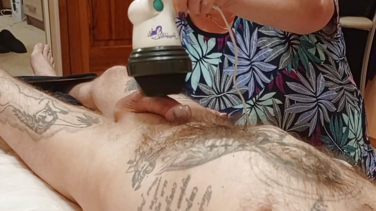 Soacra masează pula și o masturbează până când ejaculez