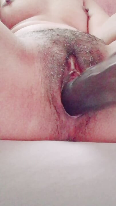 Asiatisk tenåring knuller seg selv i hemmelighet med en dildo