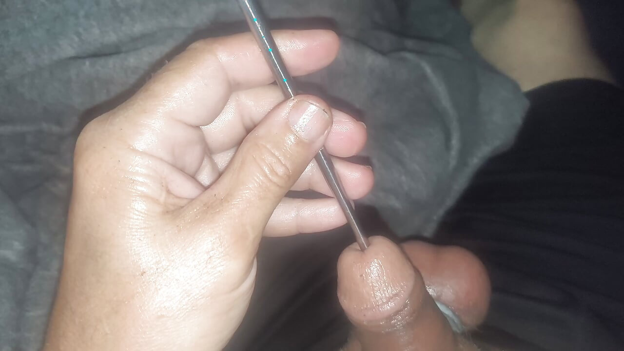 Dedos hasta la eyaculación con un sonido uretral insertado