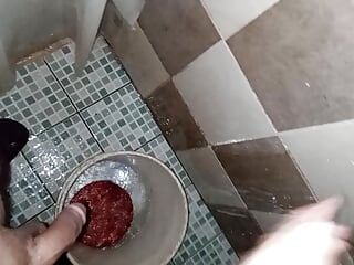 Pria gay mencukur pantat dan penisnya dan kemudian masturbasi di kamar mandi