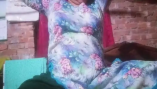 Istri menarik Desi menggerakkan jarinya dengan sangat keras.