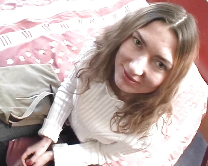 Niegrzeczna francuska nastolatka lubi używać stóp do wank kutasa