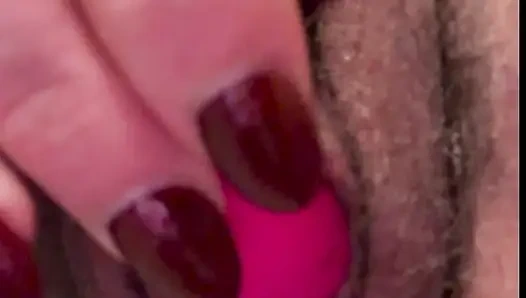 Istri merekam masturbasi memek basah berbulu closeup