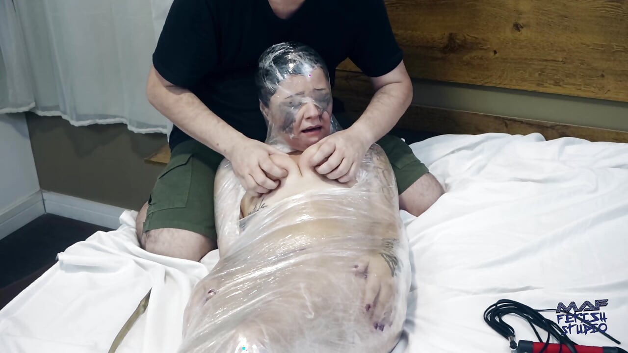 Gabriela en momificación con plastic wrap, azotes, bastinado y cosquillas