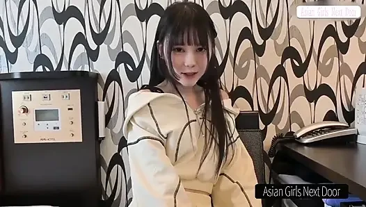 Telepon dan cewek itu muncul. Bidadari langsing tiba dengan tenang dan langsung mengubah seluruh suasana