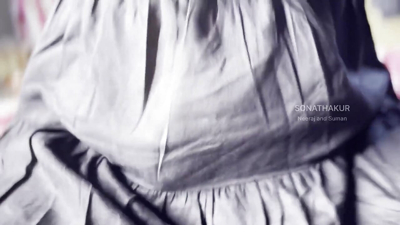 집에서 아름다운 부인에게 음식 이상의 것을 배달하는 배달 소년