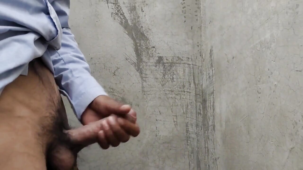 浴室で自慰行為をする男の子