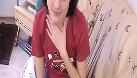Esmer kadın yakın çekimde ıslak amını parmaklıyor