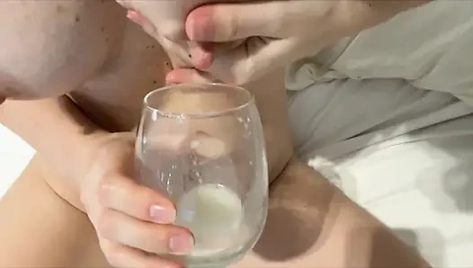 Göğüslerini sağmaya başladı... Ve gelmeye devam etti