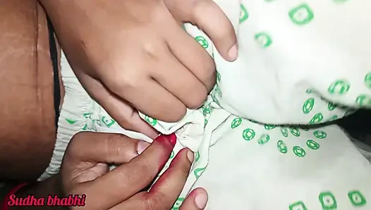 Ketika Sudha Bhabhi melepas semua pakaiannya. Aku melakukannya dengan tanganku sendiri, lalu tiba-tiba.