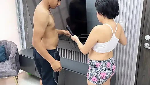 Şarkı dersleri alıştırması yaparken benden yardım istiyor ve sonunda ağzında büyük, lezzetli yarağımla pratik yapıyor