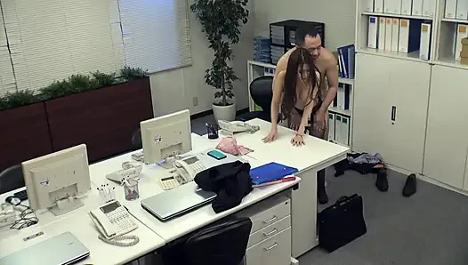 Nefret ediyormuş gibi yaptığım adamla fazla mesai