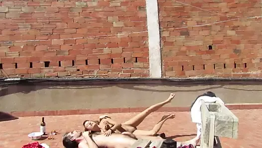 Un couple amateur baise sur la terrasse, sexe en plein air