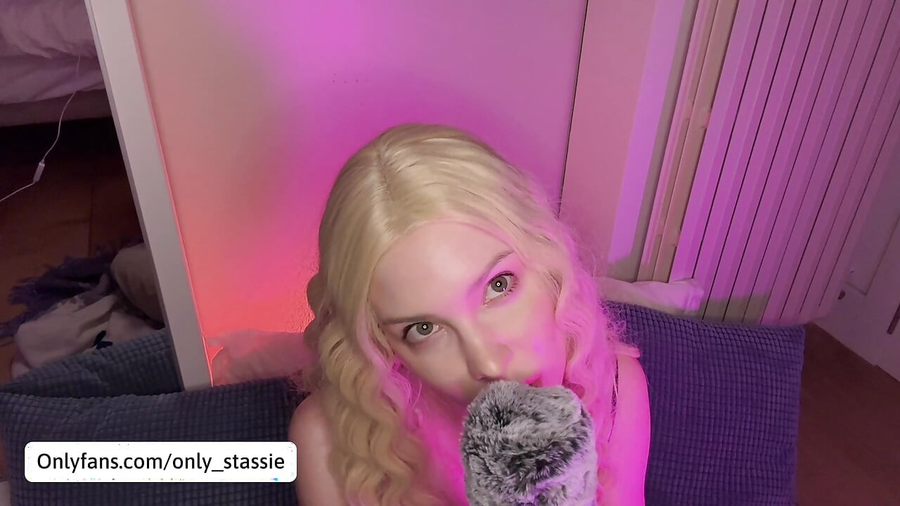 ASMR RELAX 🥰 EGY ARANYOS SZŐKE MIKROFON PUMPÁL A TÉRDÉN, ÉS ELÉLVEZ. Stassie Reed