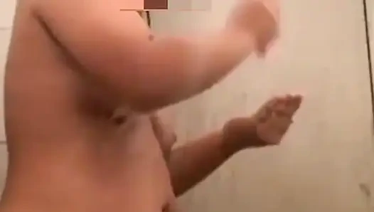 Принимая ванну с фигуристым манекеном с большой.