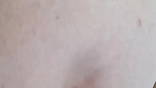 Weiße MILF Pisse auf ihre Füße sowie Anal- und Vaginaleinsatz